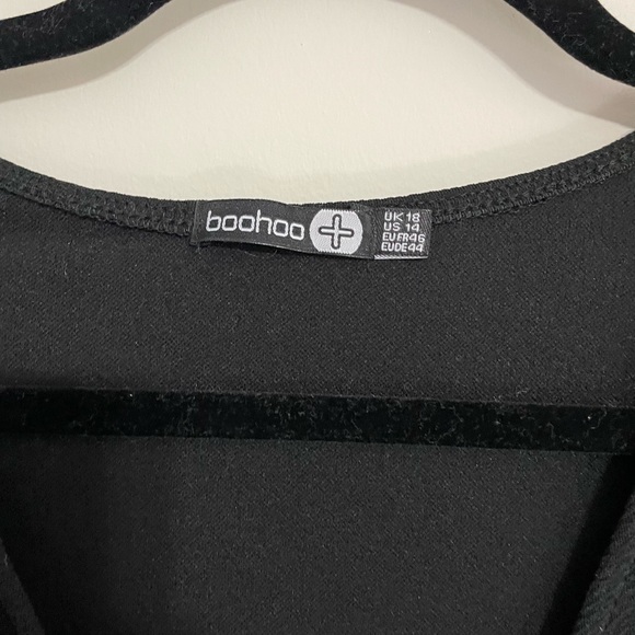 BOOHOO black V-neck dress sheer flowing sleeves Above Knee Size 14 - Picture 2 of 4